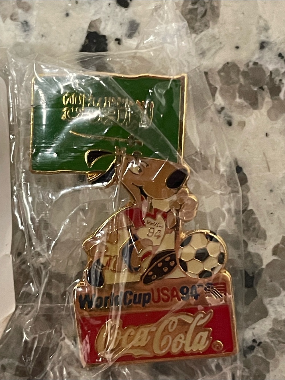 Coca Cola Mascot World Cup USA 94 Pin - Saudi Arabia flag